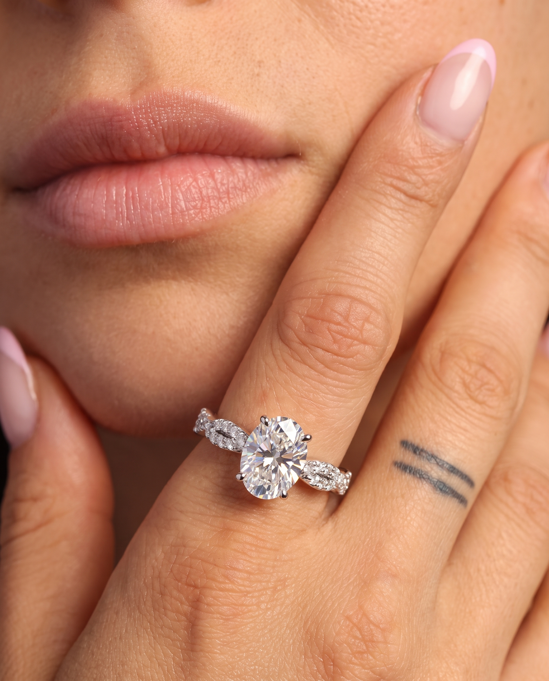 NÚRA - Oval Solitaire Ring