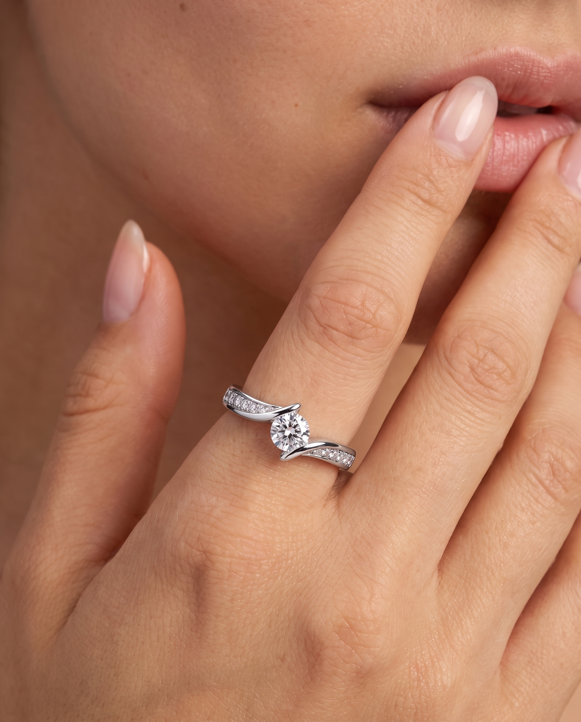 NÚRA — Simple Sparkle Ring