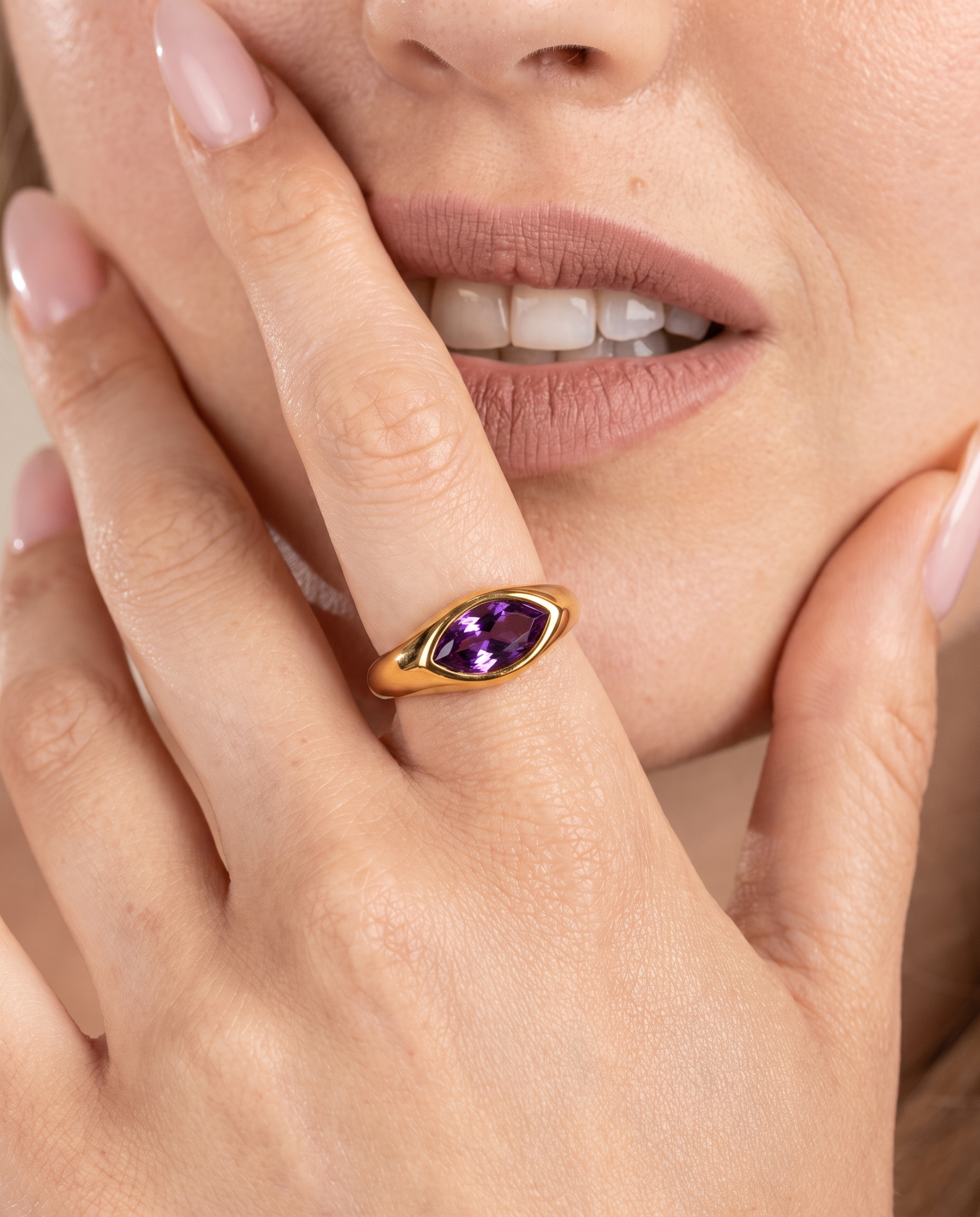 NÚRA -Marquise Signet Ring