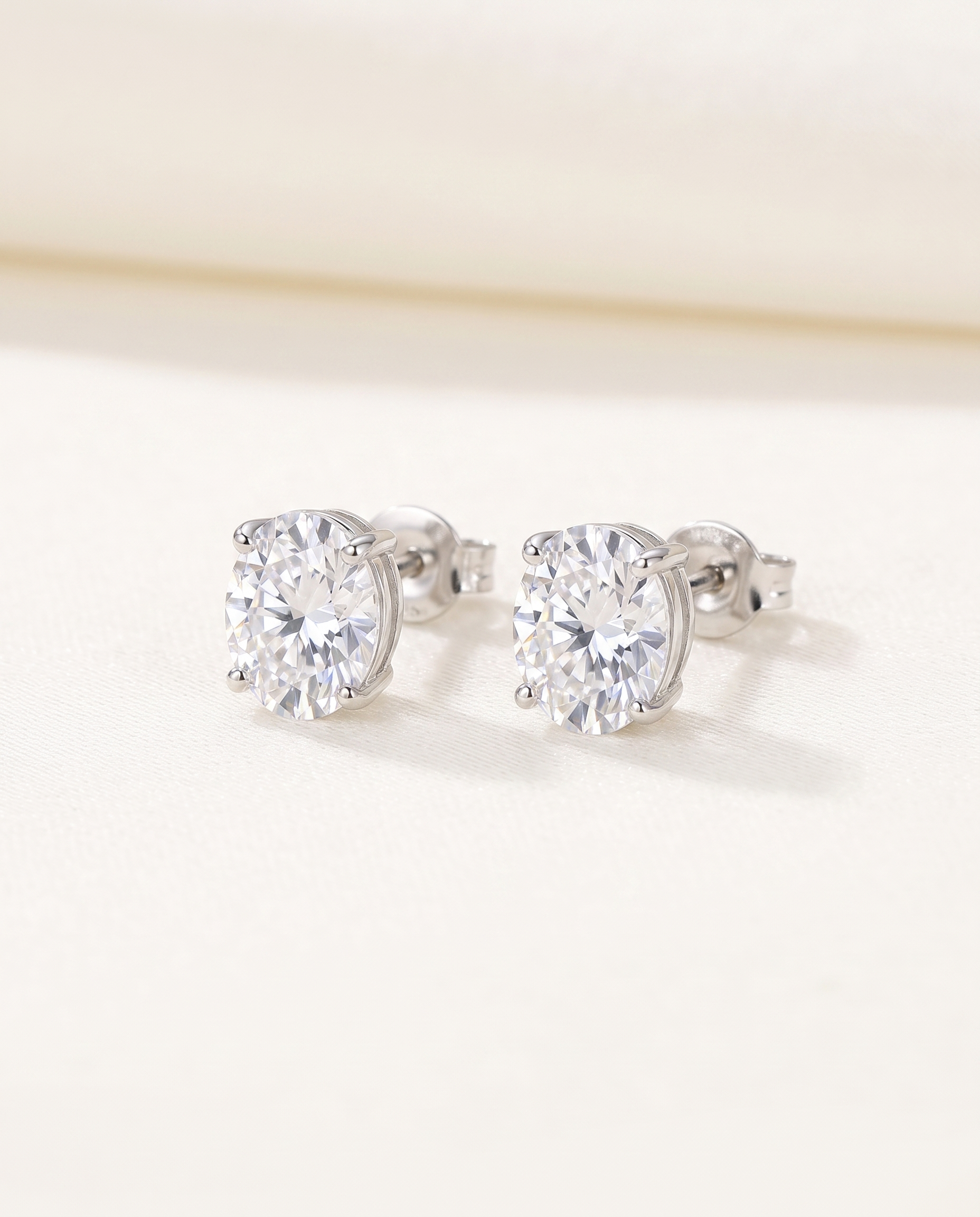 NÚRA - Oval Moissanite Studs