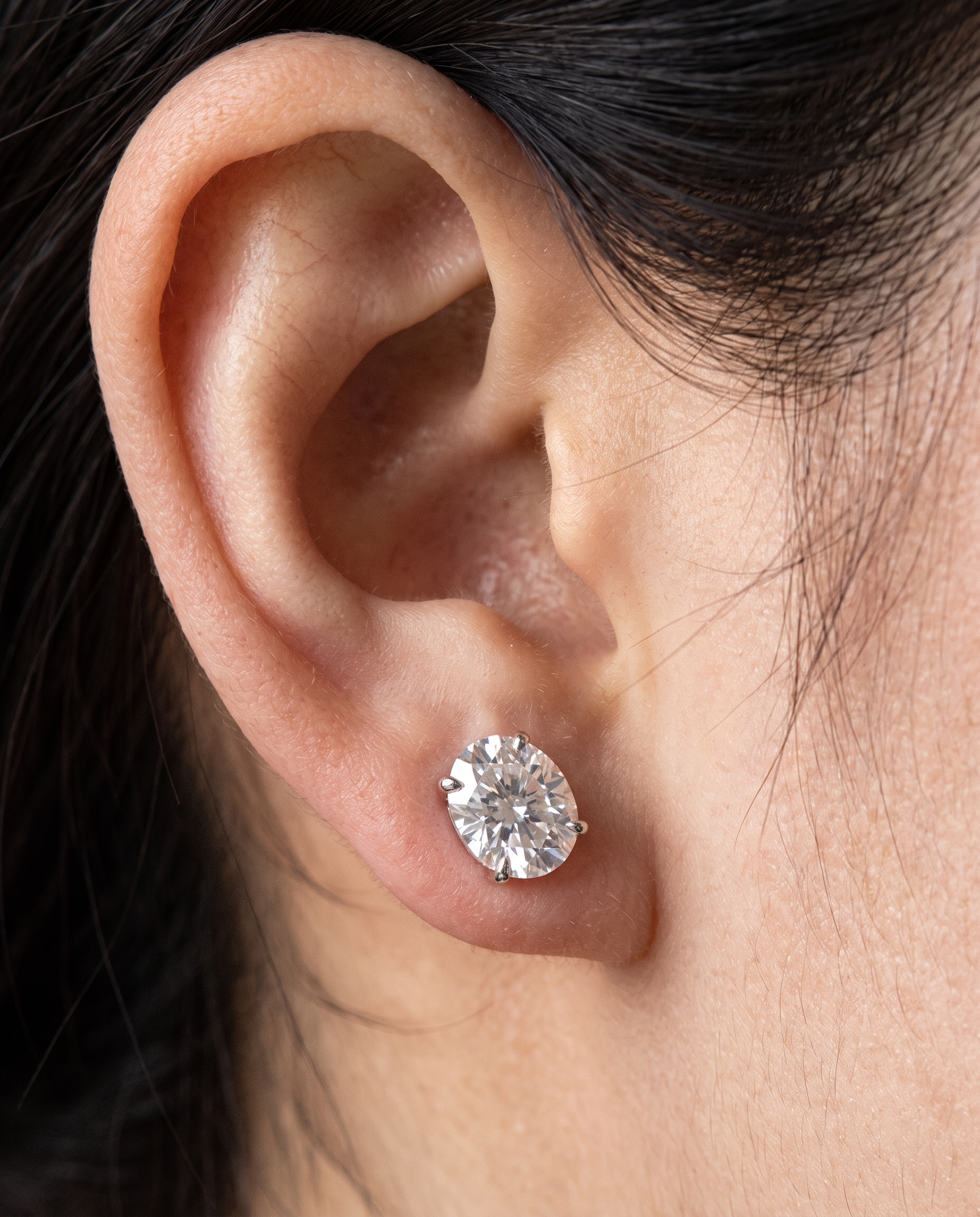 NÚRA - Oval Moissanite Studs