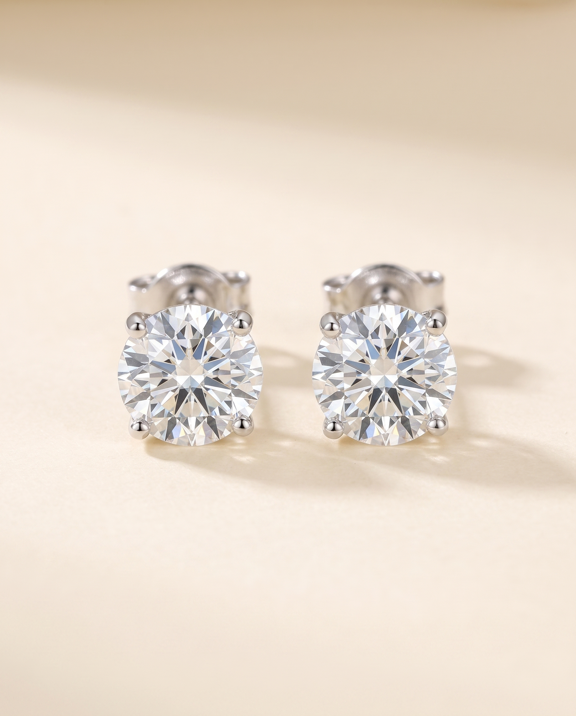NÚRA - Round Moissanite Studs