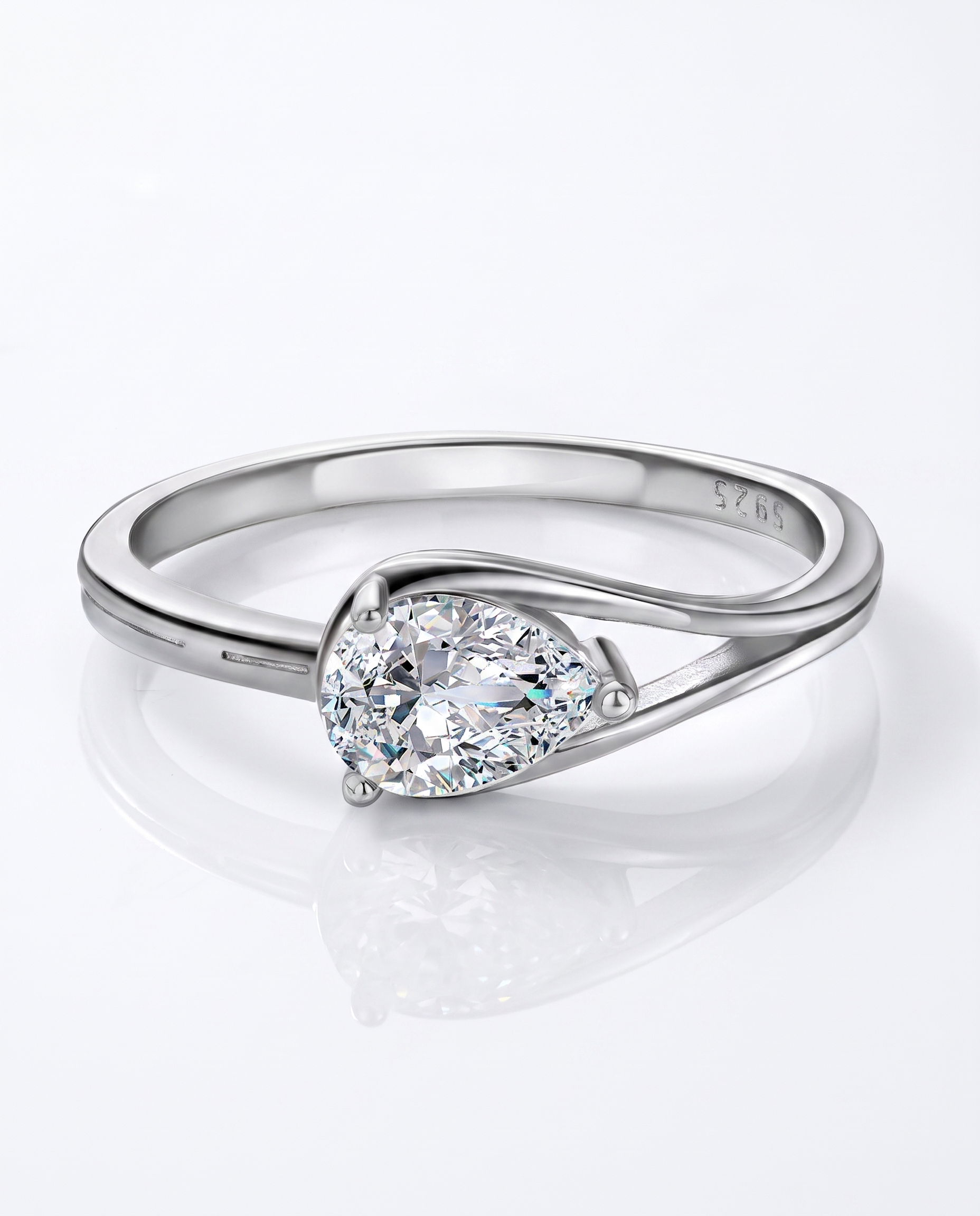 NÚRA - Pear Radiance Ring