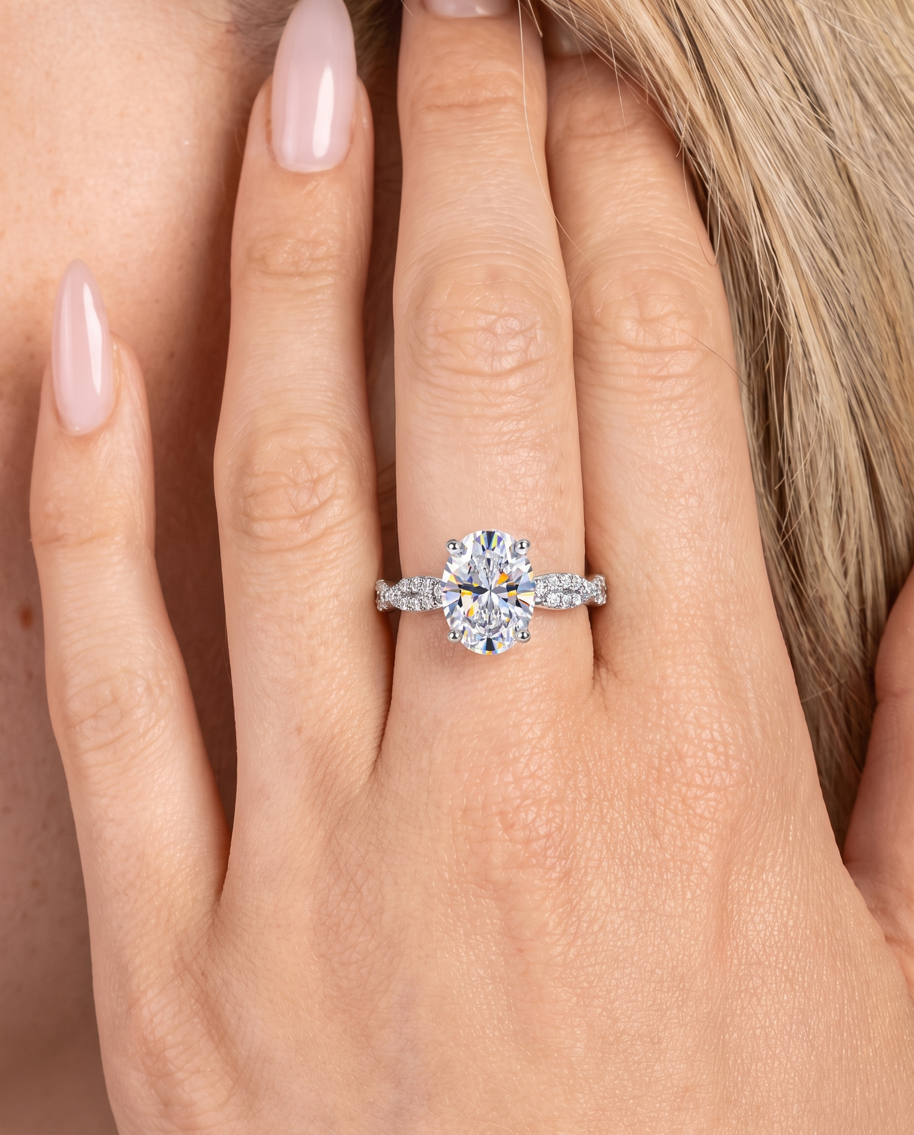 NÚRA - Oval Solitaire Ring