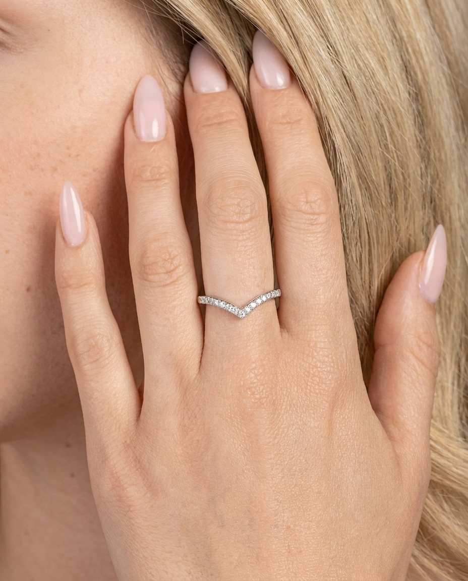 NÚRA - V Sparkle Ring