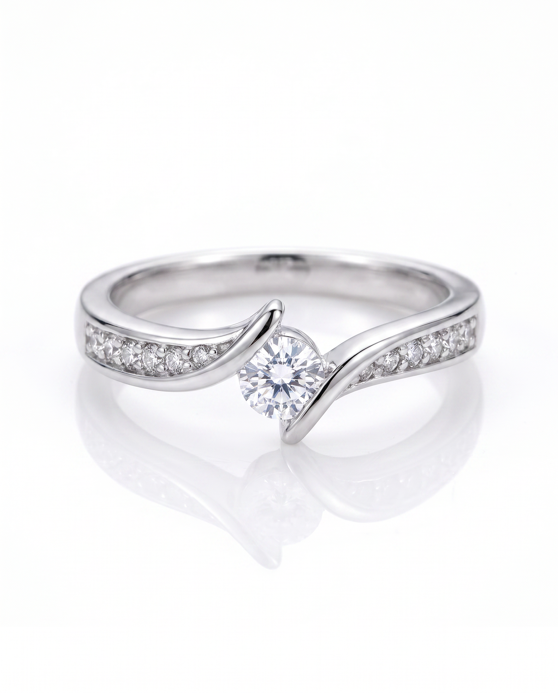 NÚRA — Simple Sparkle Ring
