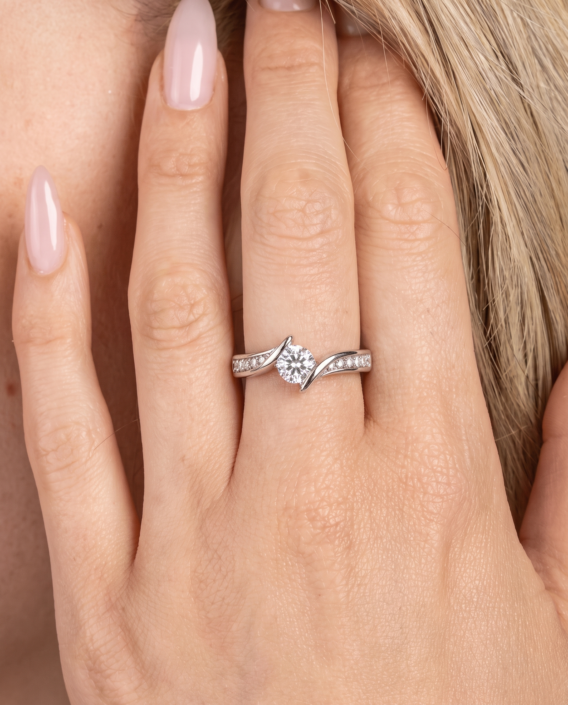 NÚRA — Simple Sparkle Ring