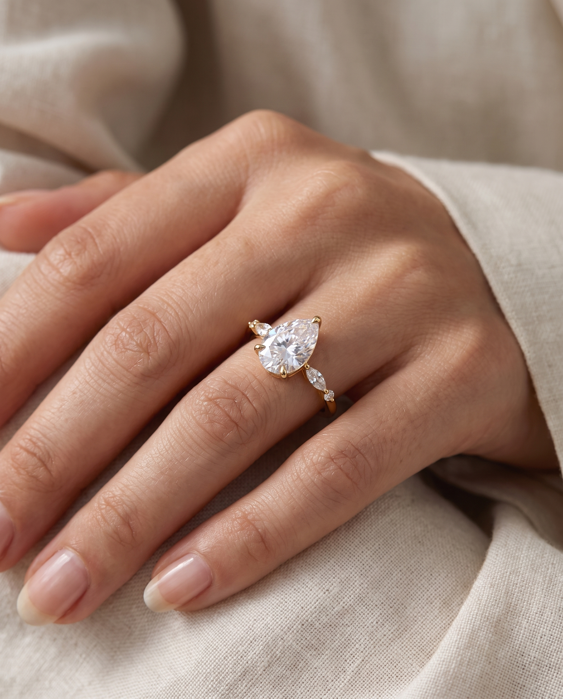 NÚRA - Teardrop Ring