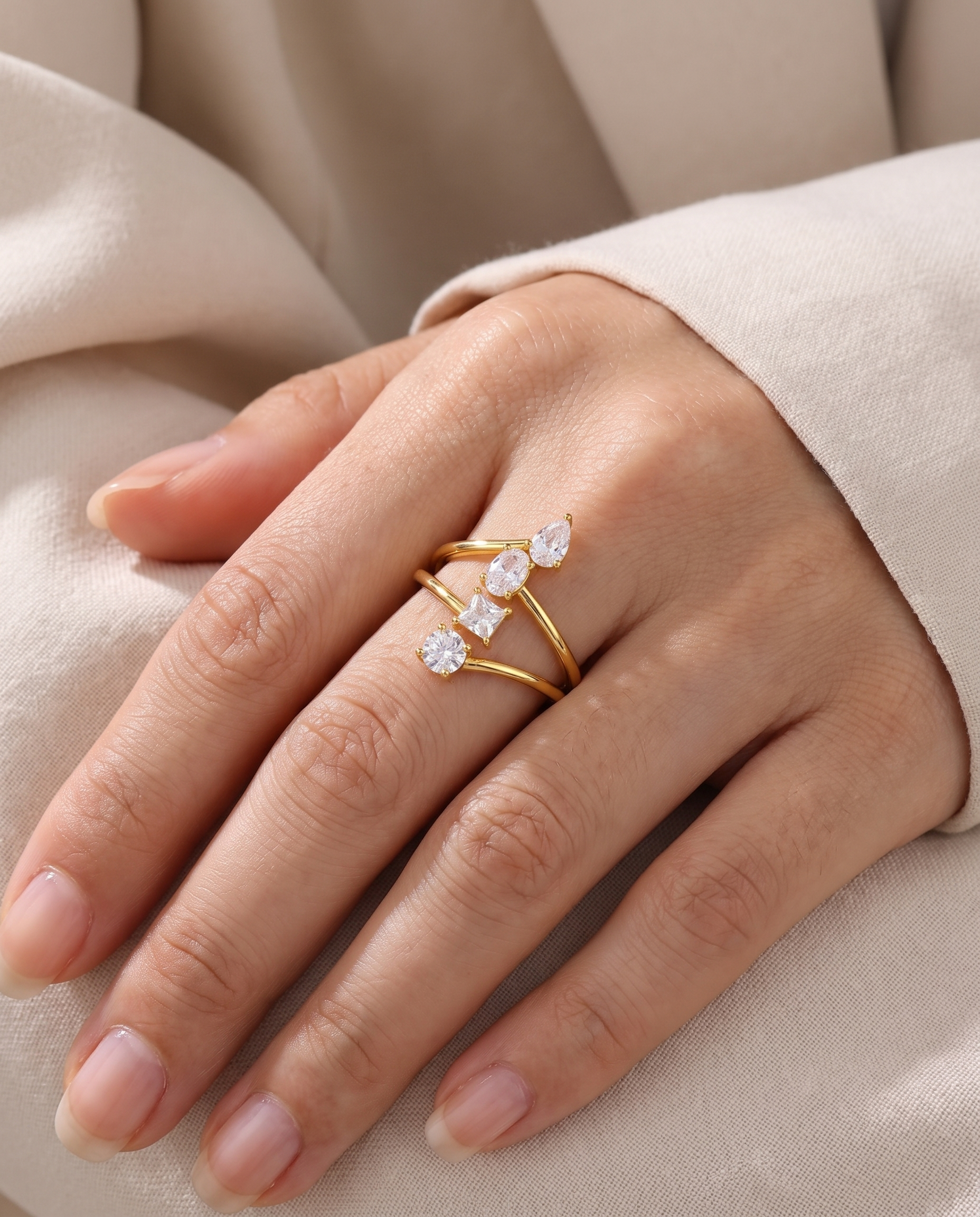 NÚRA - Dainty Oval Ring