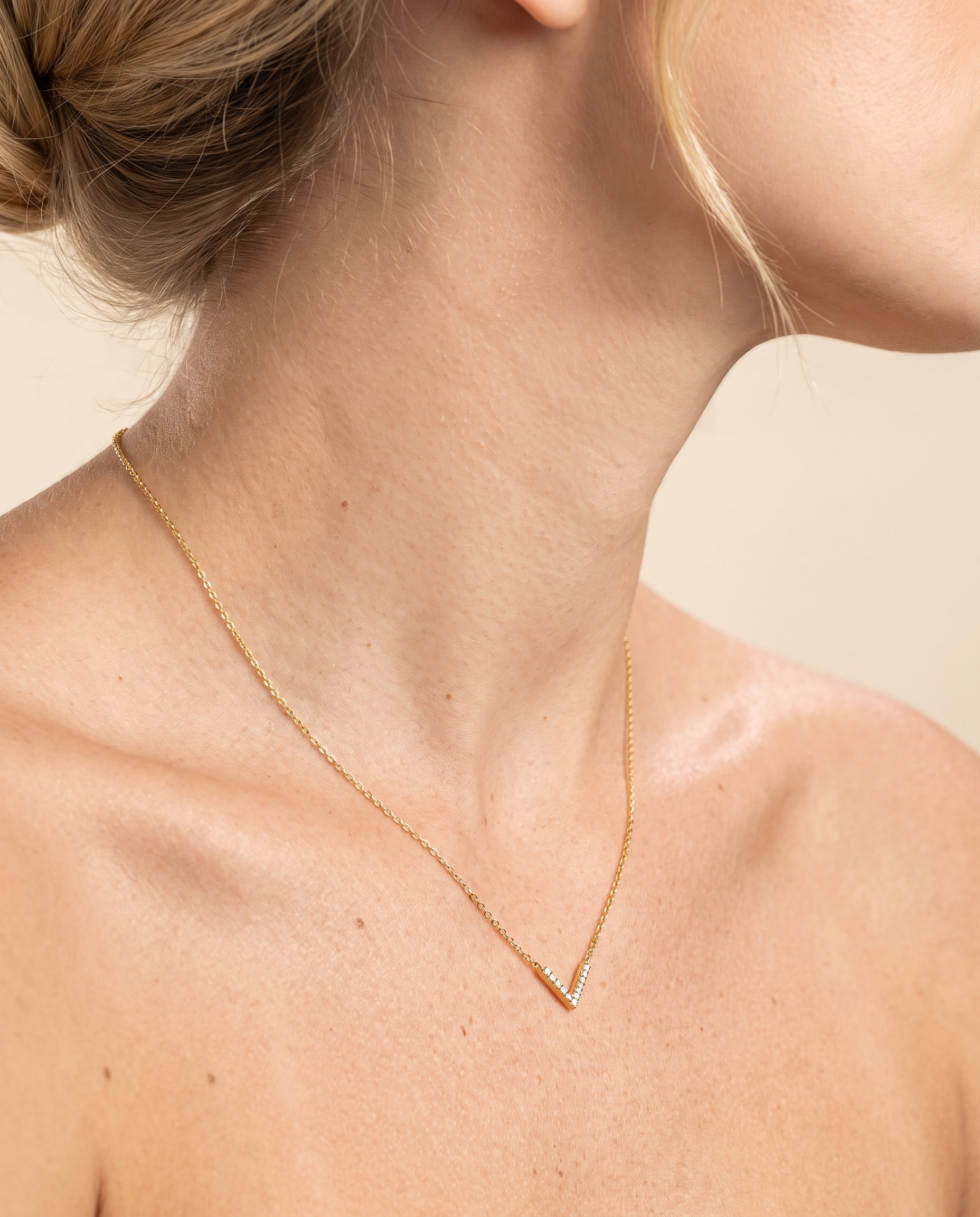 NÚRA - V Line Necklace
