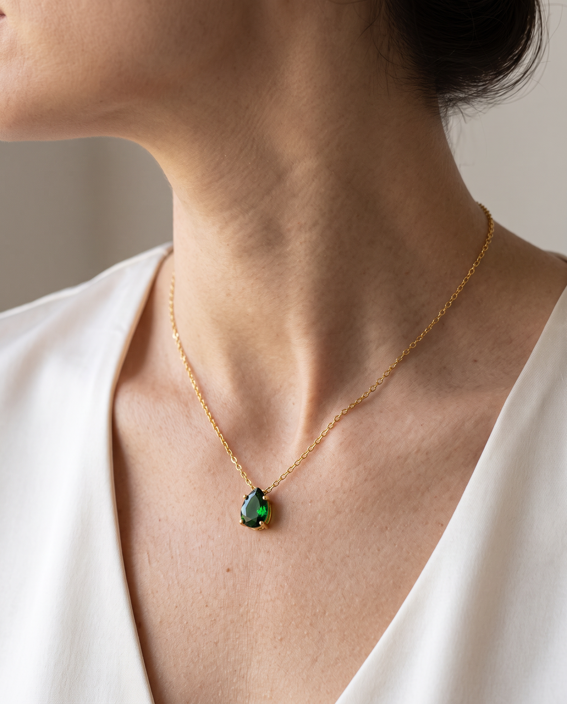 NÚRA - Vintage Emerald Necklace