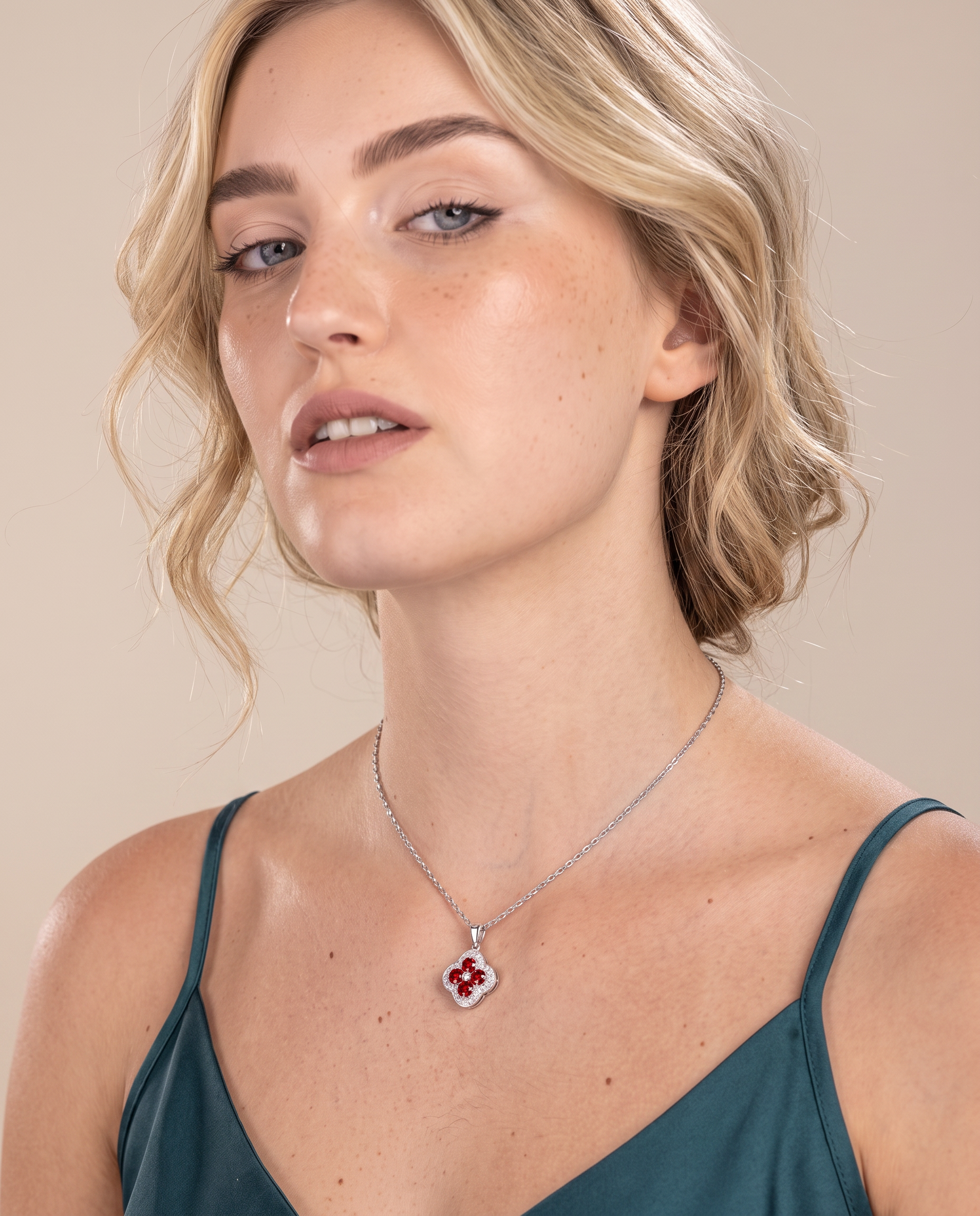 NÚRA - Clover Red Necklace