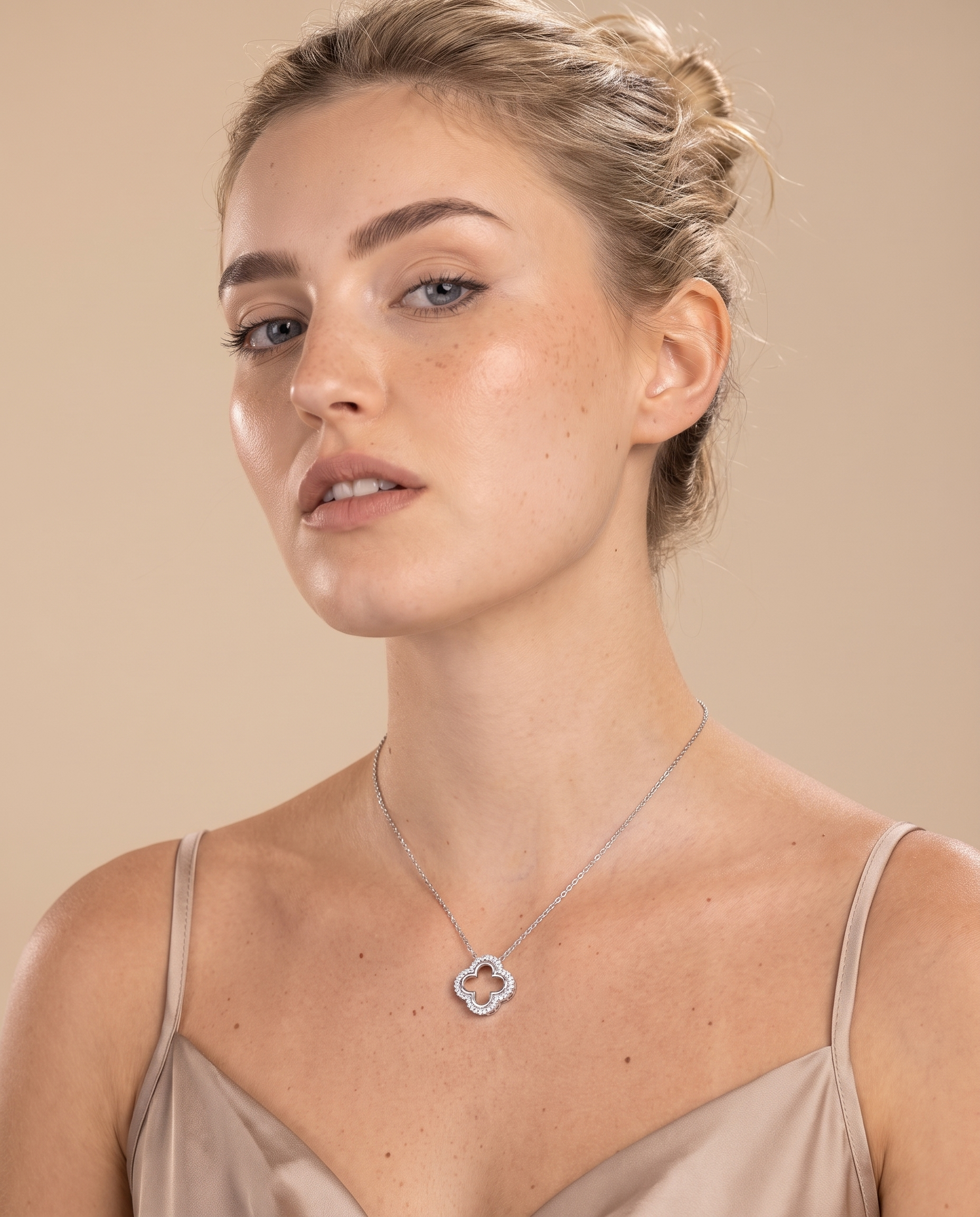 NÚRA - Golden Clover Necklace