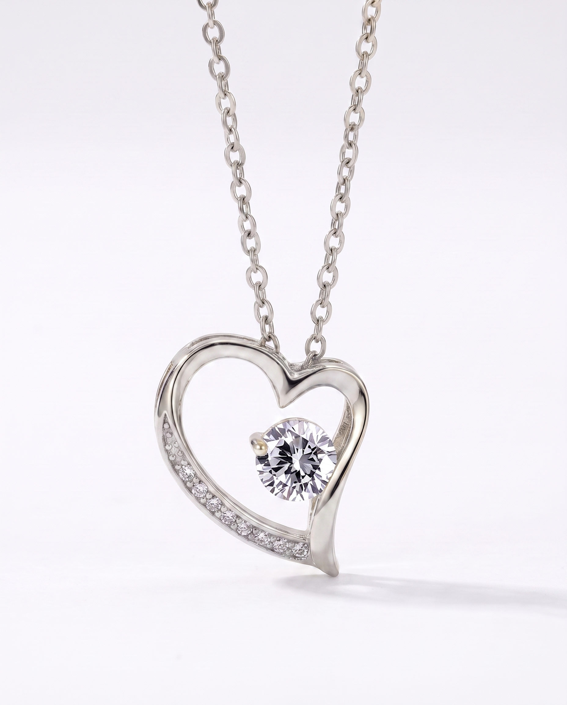 NÚRA - Minimal Heart Necklace