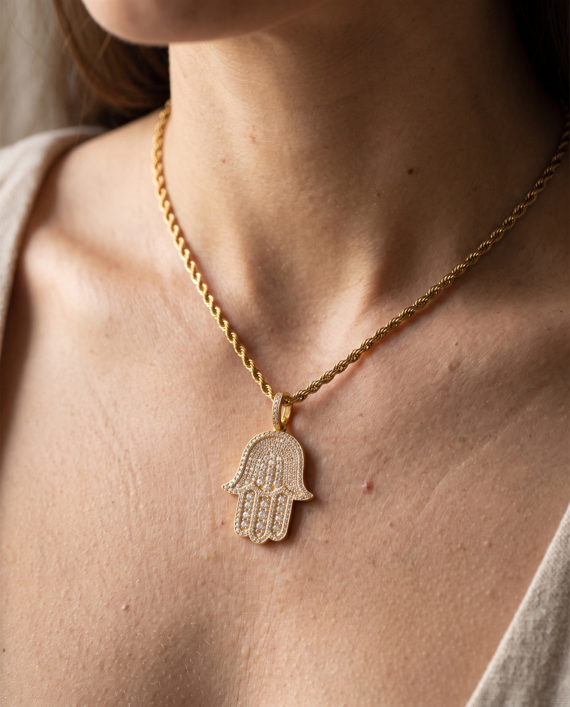 NÚRA - Hamsa Moissanite Pendant