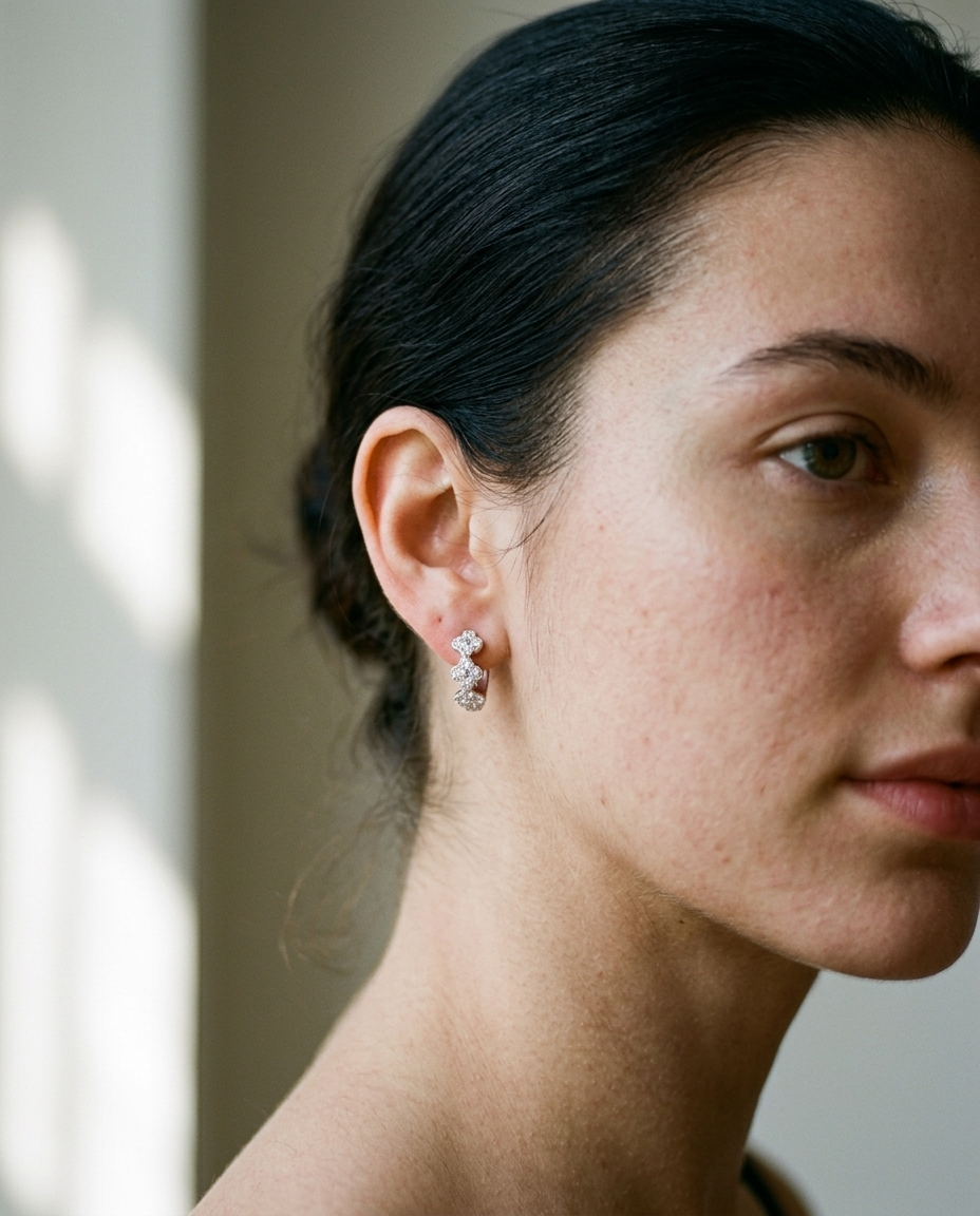 NÚRA - Clover Huggie Hoops