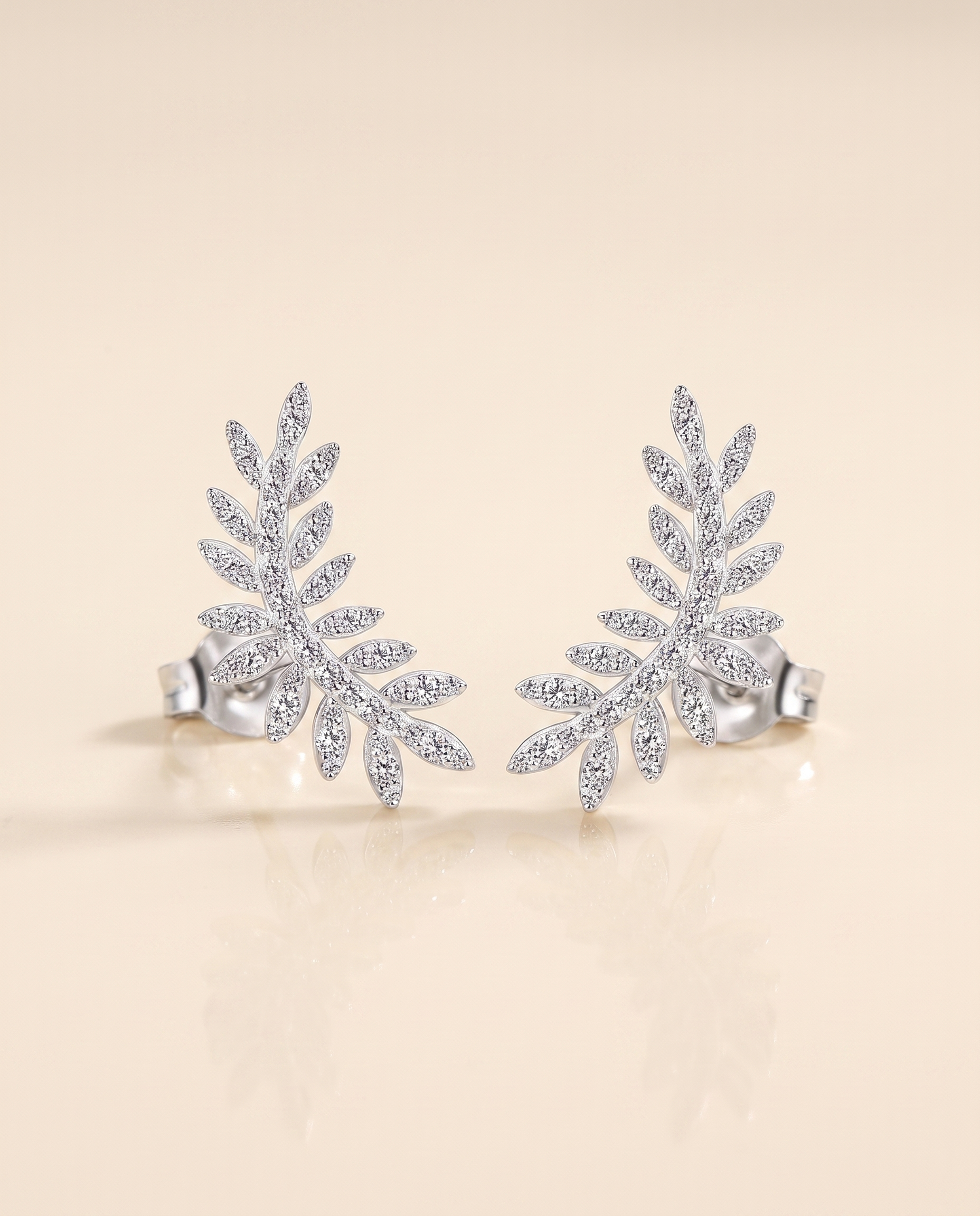 NÚRA - Leaf Moissanite Earrings