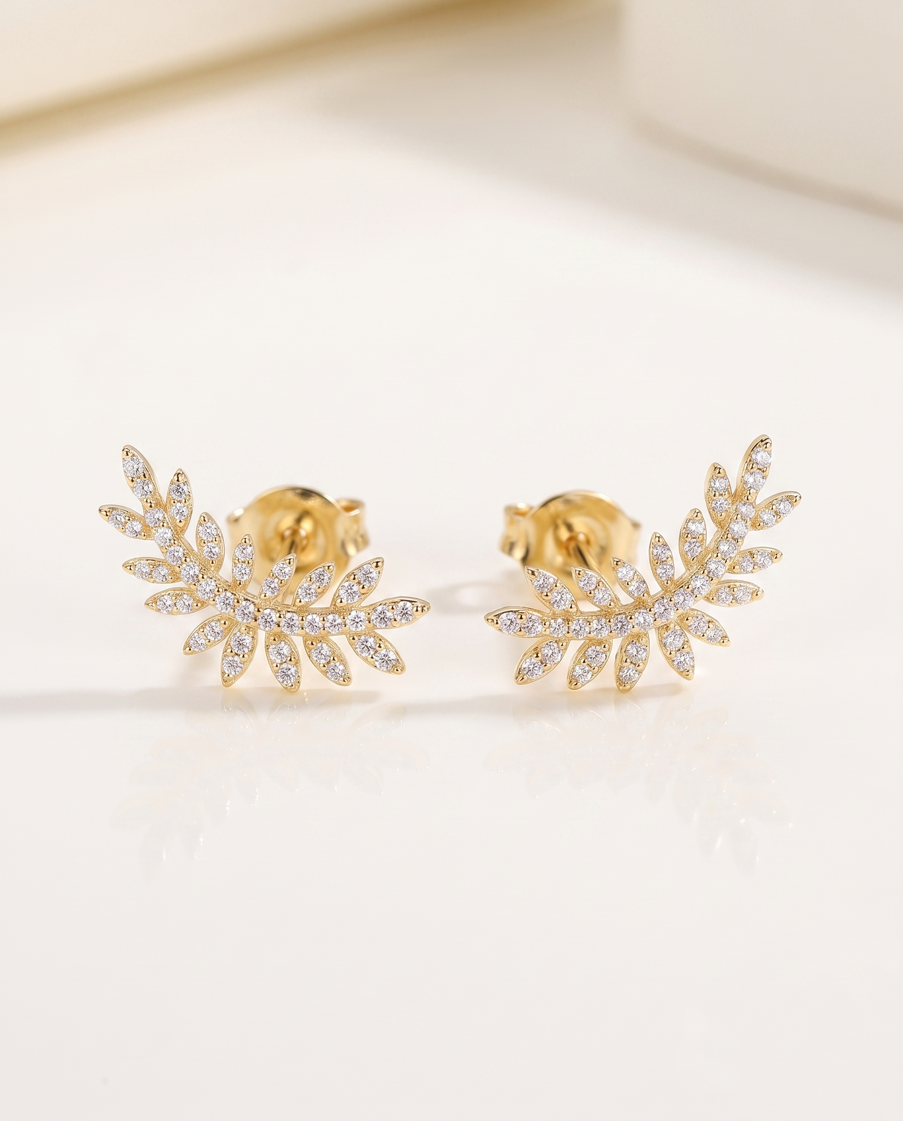 NÚRA - Leaf Moissanite Earrings