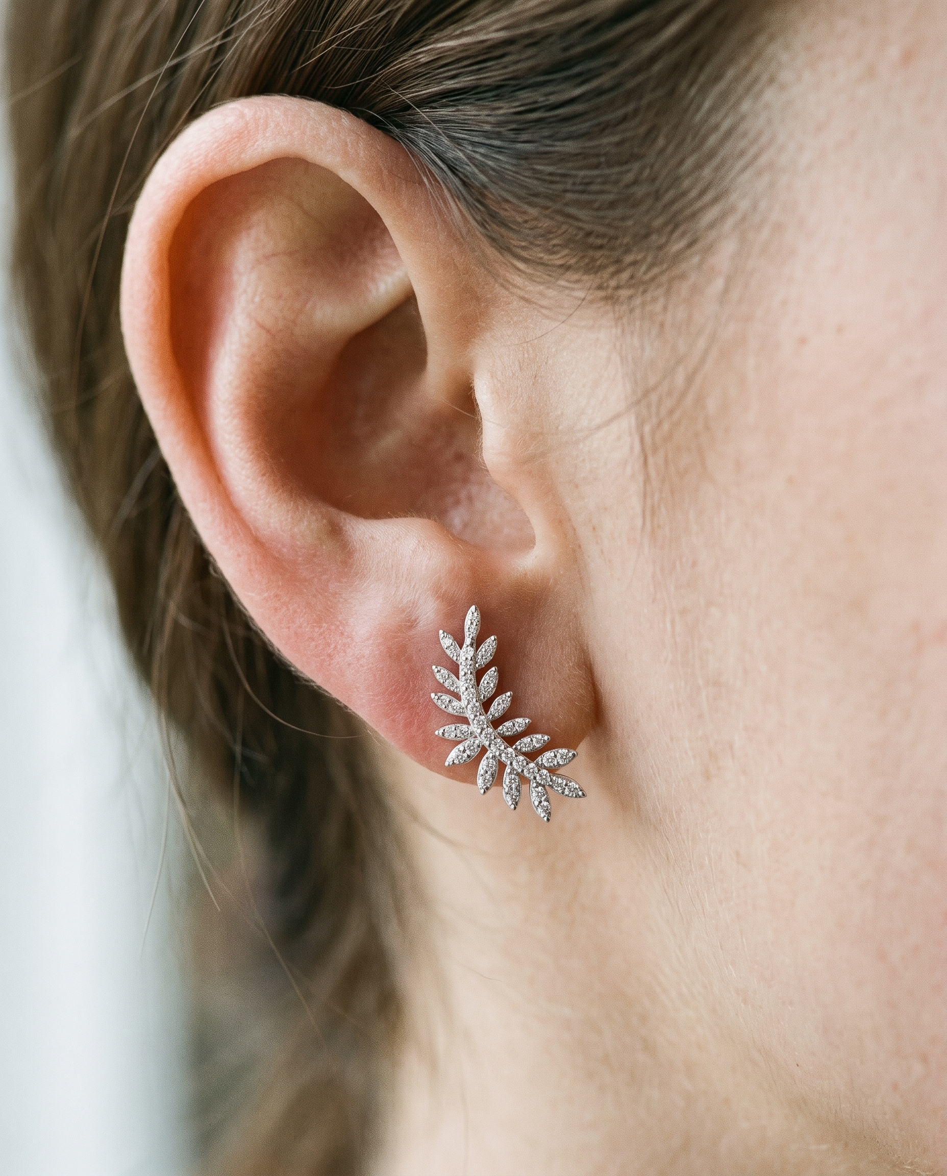 NÚRA - Leaf Moissanite Earrings