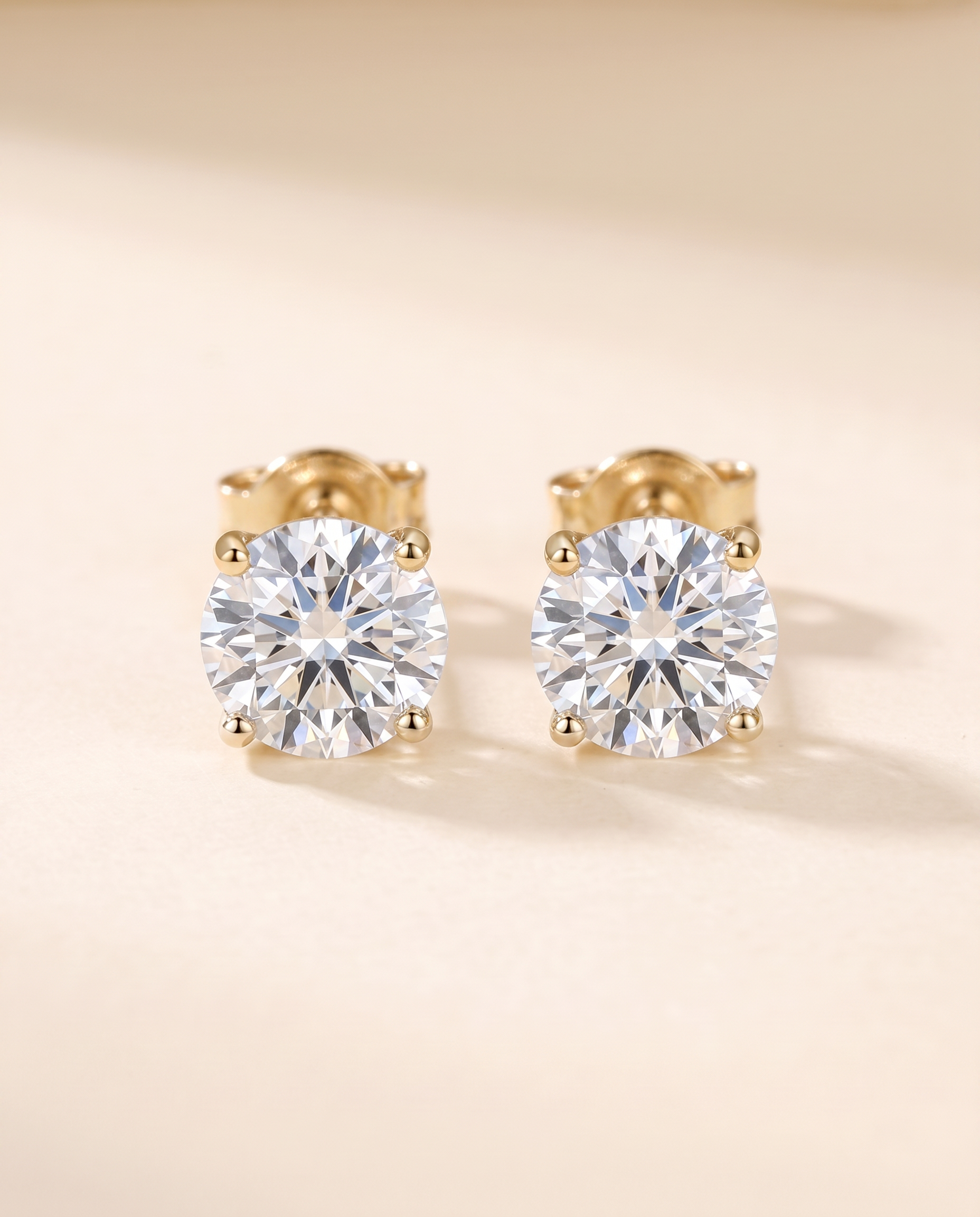 NÚRA - Round Moissanite Studs