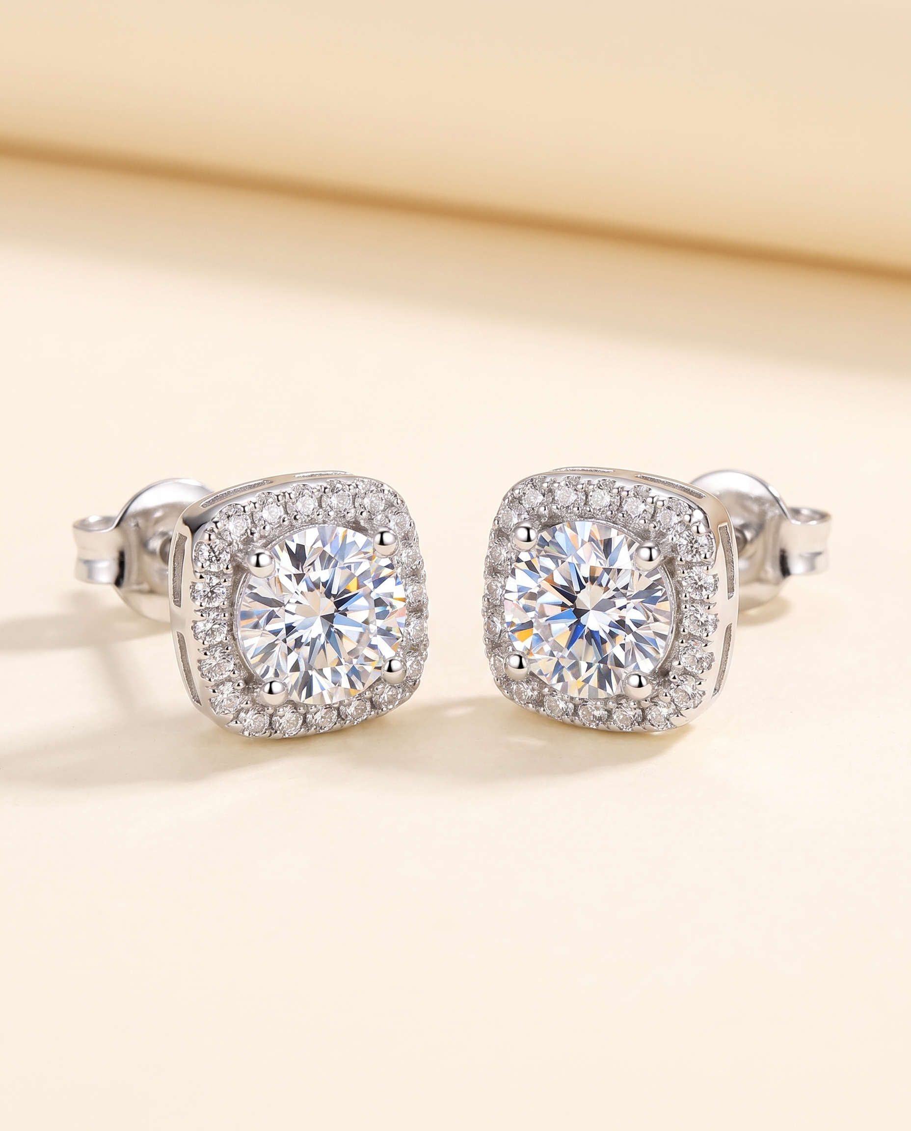 NÚRA - Aurora Moissanite Studs