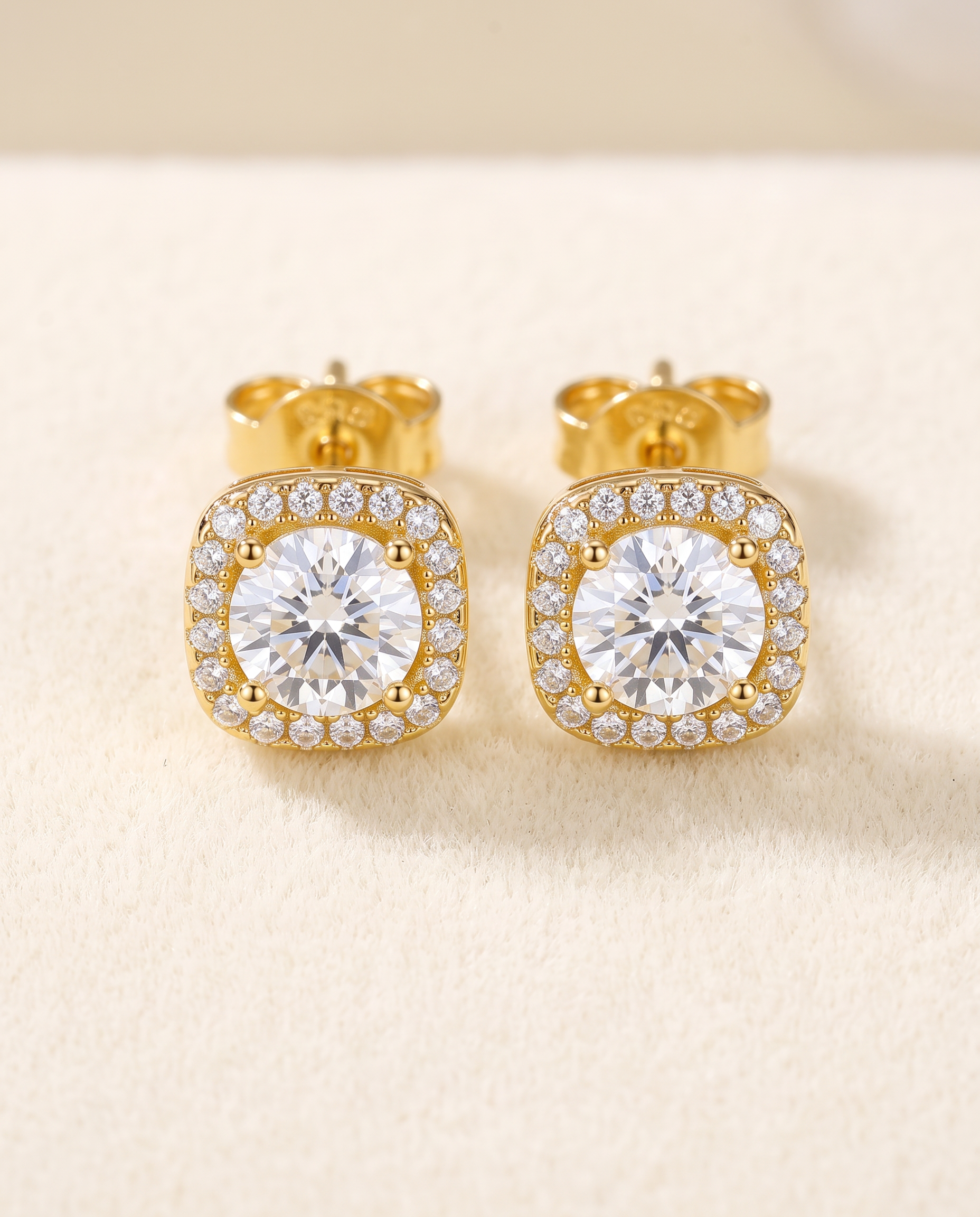 NÚRA - Aurora Moissanite Studs